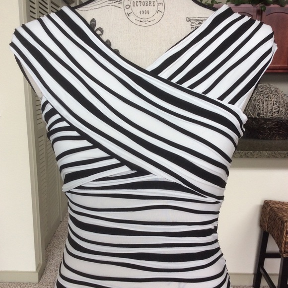 🔥 Striped Midi Dress 🔥 - Picture 2 of 7